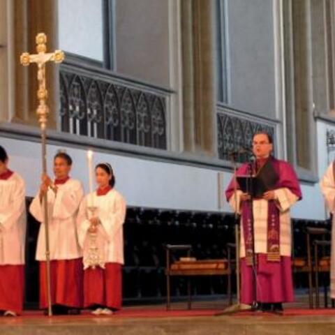 Der Weltkirchenreferent der Diözese Augsburg, Prälat Dr. Bertram Meier (Mitte) leitete die Kreuzwegandacht am 19. September für verfolgte Christen in Vietnam. Bild.KiN
