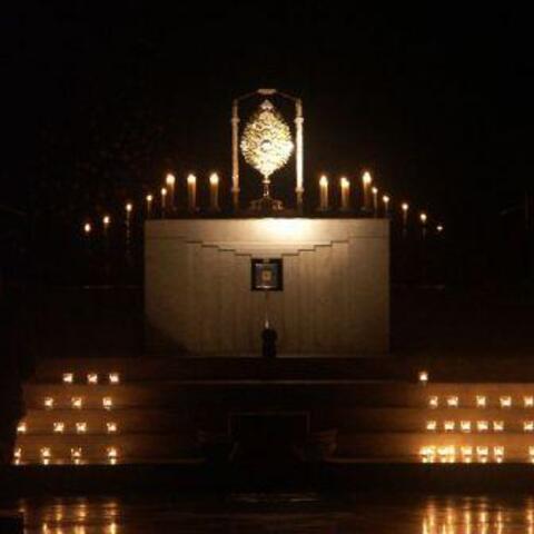 Das zur Anbetung ausgesetzte Allerheiligste beim Nightfever im Jahr 2009 im Augsburger Dom. Bild: Mühlbauer