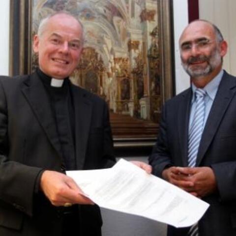 Der neue Leiter der Hauptabteilung Schulischer Religionsunterricht, Bernhard Rößner (rechts), mit Weihbischof Dr. Dr. Anton Losinger. 