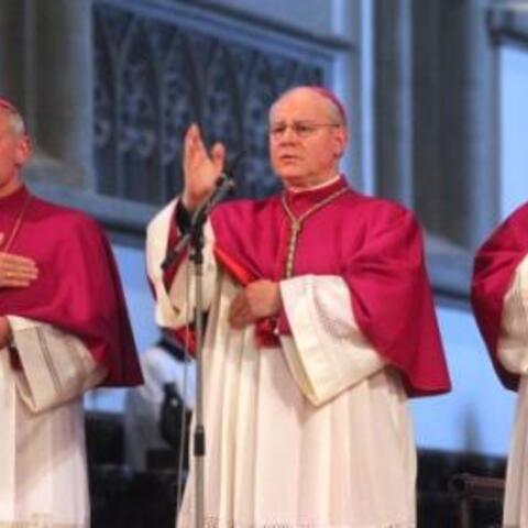 Bischof Dr. Konrad Zdarsa (Mitte) segnet die Gläubigen im Augsburger Mariendom.