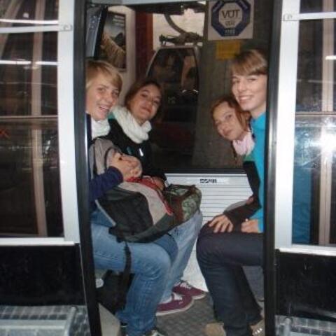 Teilnehmerinnen am "Neuen Weg"-Sommerkurs 2 in der Breitenbergbahn auf dem Weg zu ihrem 'Kurs' auf dem Breitenberg über die Bergpredigt Jesu. Bild: Kraus