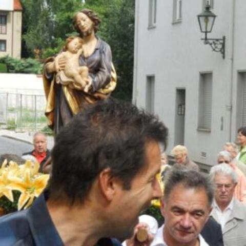 Während der Prozession durch die Augsburger Innenstadt tragen Gläubige die Josefs-Statue.