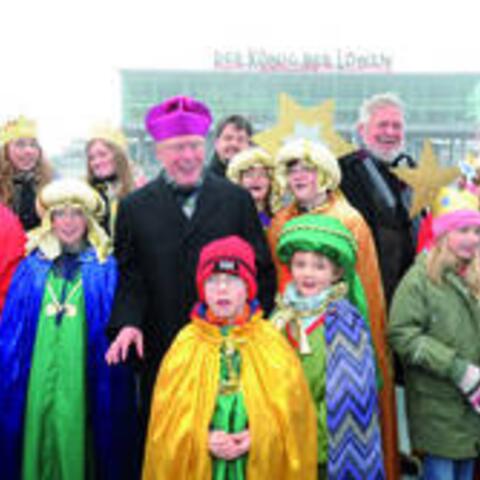 Gruppenfoto am 29. Dezember 2009 vor dem Hamburger Theater am Hafen: Erzbischof Werner Thissen (Hamburg), Pfarrer Simon Rapp, Bundespräses des BDKJ und Msgr. Winfried Pilz, ehemaliger Präsident des Kindermissionswerks „Die Sternsinger“, umringt von Sternsingern, die hier gemeinsam die Eröffnung der 52. Aktion Dreikönigssingen feierten. Foto: Ralf Adloff