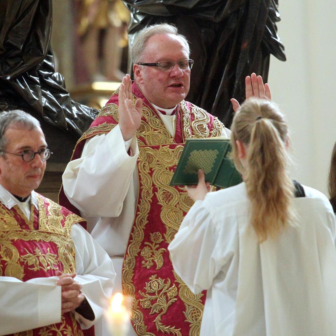 Der Ständige Vertreter des Diözesanadministrators, Domkapitular Prälat Karlheinz Knebel, während der Heiligen Messe anlässlich des Afrafestes.
