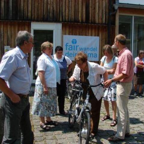 Die Teilnehmer der KLB-Diözesanversammlung testeten klimafreundliche E-Bikes.