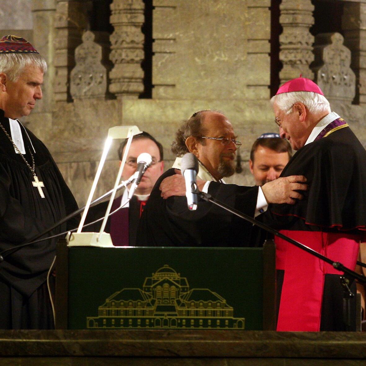 V.l. Landesbischof Dr. Johannes Friedrich, Gemeinderabbiner Dr. Henry G. Brandt und Bischof Dr. Walter Mixa beginnen die "Woche der Brüderlichkeit" mit der christlich-jüdischen Gemeinschaftsfeier in der Augsburger Synagoge.