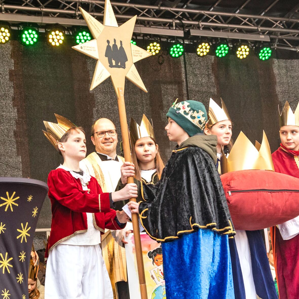 Staffelsternübergabe an die Sternsinger-Gruppe aus der PG Kempten West (Foto: Martin Steffen / Kindermissionswerk)