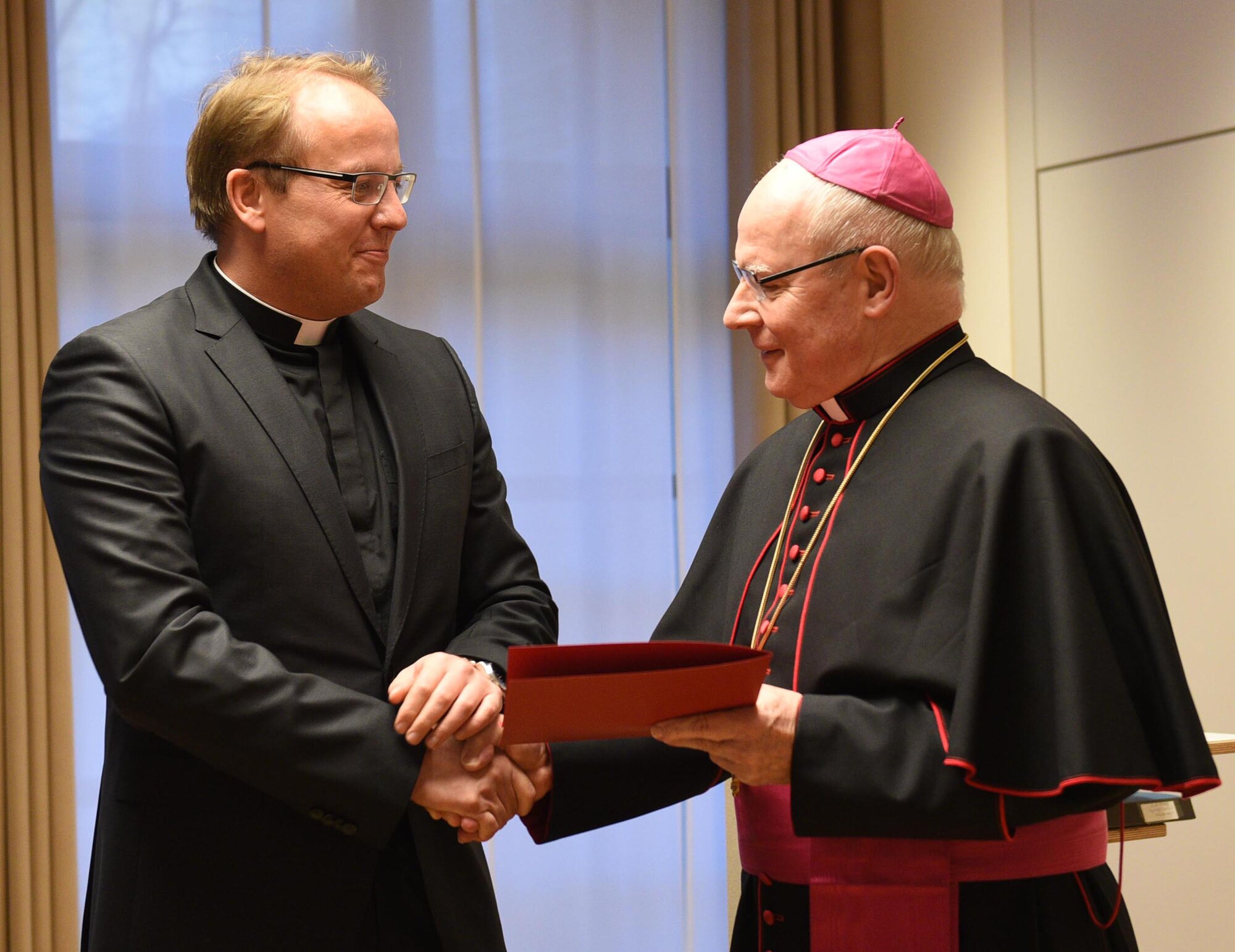 Bischof Dr. Konrad Zdarsa überreicht Pfarrer Dr. Andreas Jall den Preis