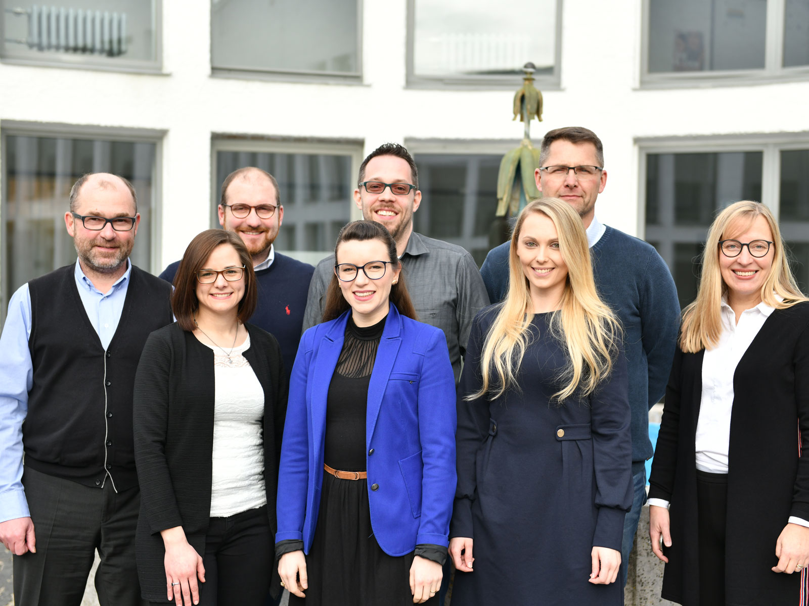 Susanne Kaßner von Hauser Consulting mit den Absolventinnen und Absolventen des Kurses "Gezielt Hin-Führen" (v.l.n.r.): Manfred Künzl, Verena Erhart, Johannes Steber, Daniela Winkler, Stefan Lottes, Elisabeth Rothermel, Armin Schmeikal und Susanne Kaßner (Foto: Julian Schmidt / pba)