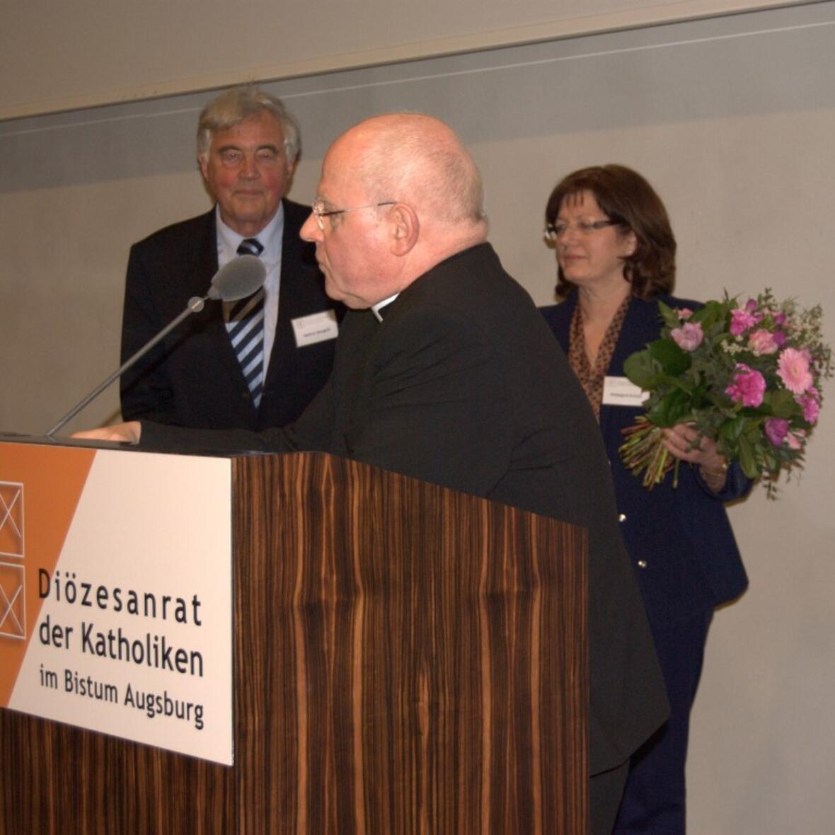 vorstand-gratuliert-bischof-zdarsa-zum-priesterjubilaeum1147009