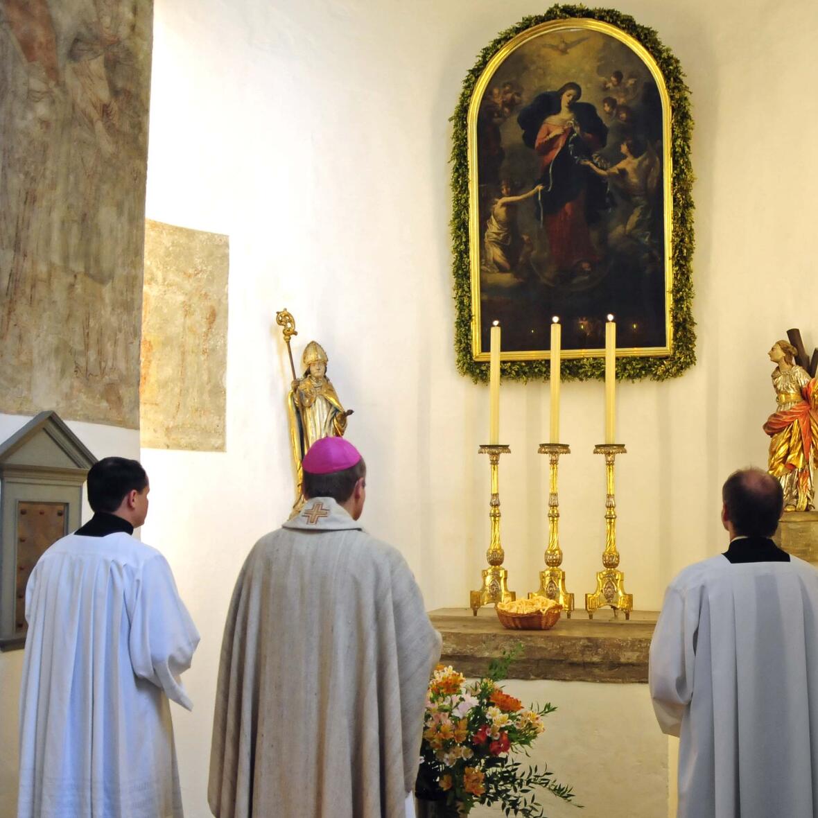 Weihbischof Florian Wörner stellte den Korb mit dem 36 Meter langen Band vor das Wallfahrtsbild Maria Knotenlöserin (pba/Nicolas Schnall).
