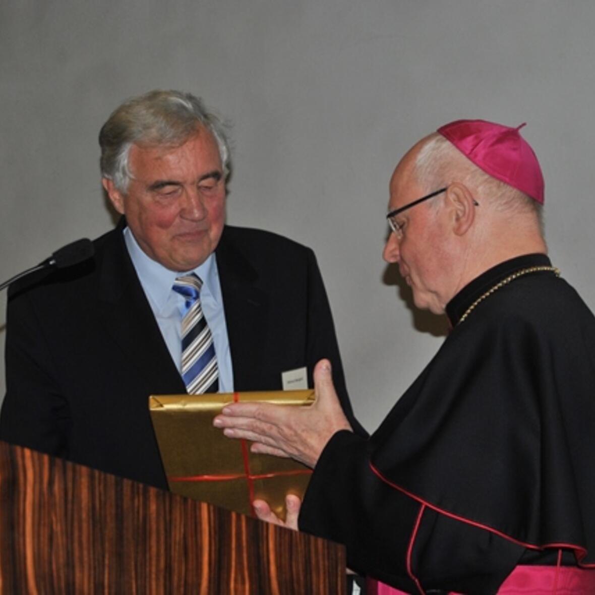 Herzliche Verabschiedung Bischof Konrad Zdarsa ließ es sich nicht nehmen, jedem scheidenden Mitglied des Diözesanrates persönlich zu danken und ein Geschenk zu überreichen. Hier verabschiedet er Helmut Mangold, der dem Diözesanrat 20 Jahre vorstand.