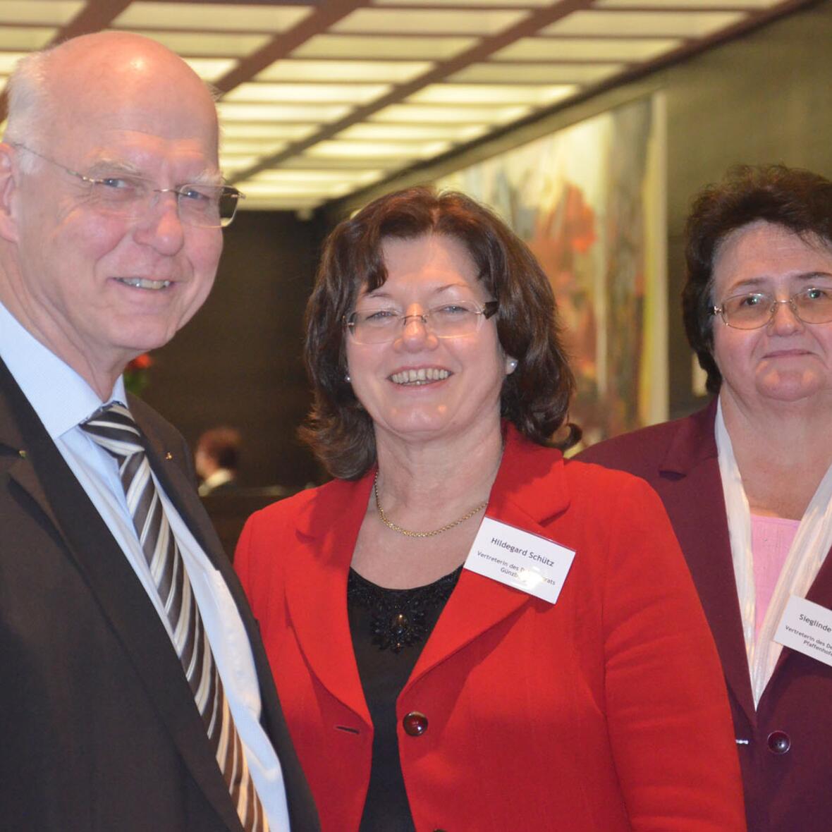 Die neu gewählte Diözesanratsvorsitzende Hildegard Schütz (Mitte) mit ihren beiden Stellvertretern Sieglinde Hirner und Max Weinkamm. (Foto: Johannes Müller/Kath. SonntagsZeitung)