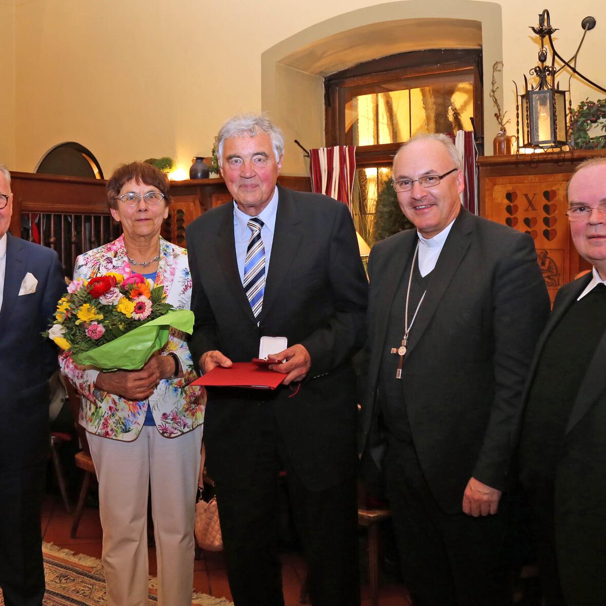 landeskomitee-der-katholiken-helmut-mangold-erhaelt-franz-eser-medaille1480229