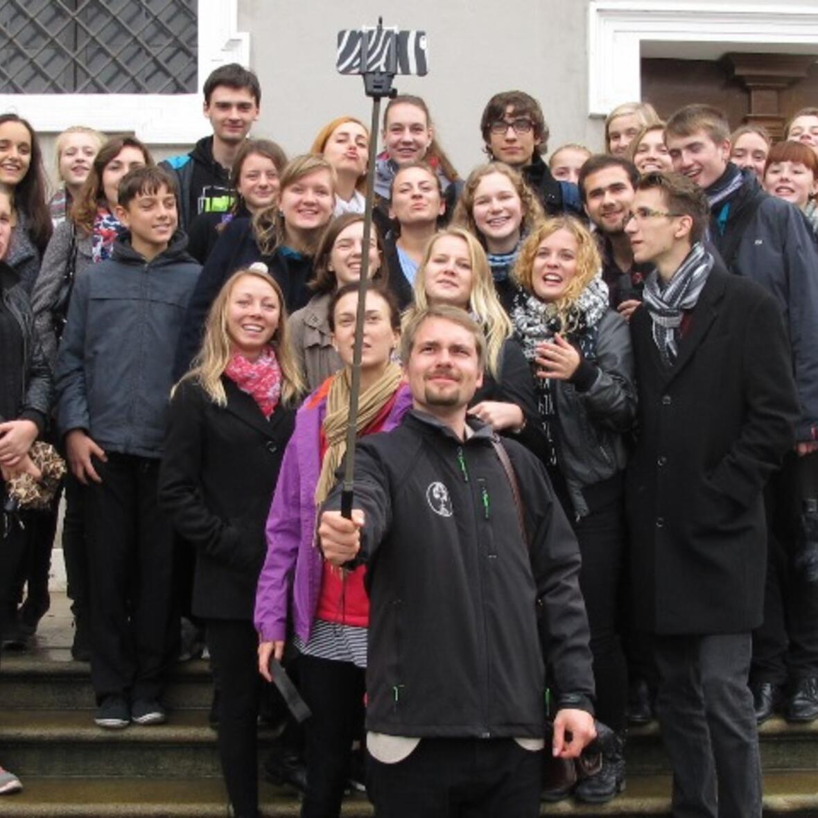 Selfie vor der Ulrichskirche: Ein fröhliches Selbstportrait mit der Handykamera am Selfiestick machten die Schüler aus Königgrätz vor der evangelischen Ulrichskirche in Augsburg.