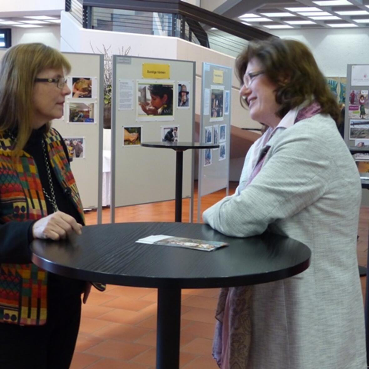 Hauptreferentinnen im Gespräch: Prof. Gerda Riedl und Hildegard Schütz im Ausstellungsfoyer der Vollversammlung (Foto: Beate Dieterle)