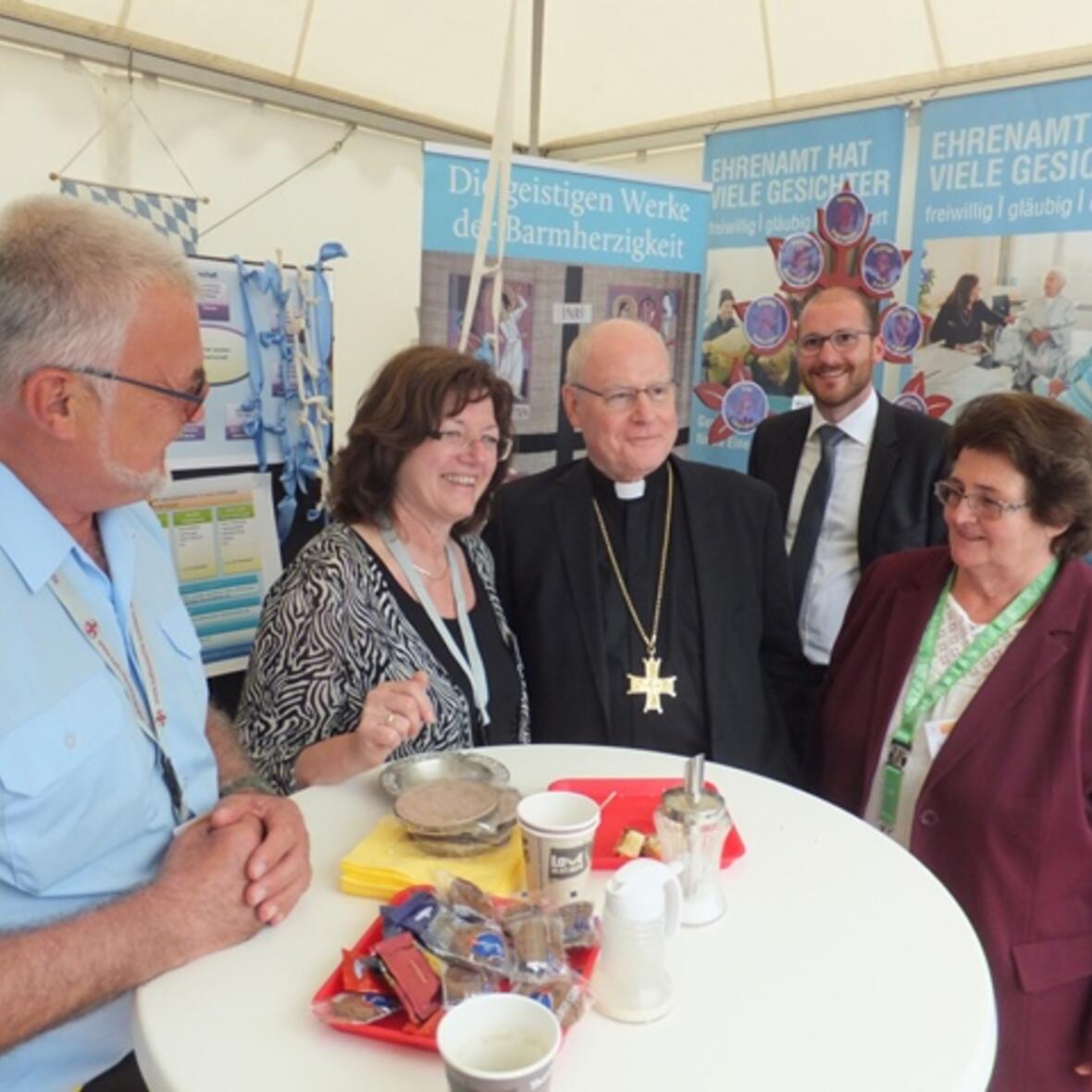 Mit Gästen aus Augsburg: Ernst Schmidhuber, Hildegard Schütz und Sieglinde Hirner begrüßten Bischof Dr. Konrad Zdarsa und Bischofssekretär Johannes Steber (Foto: E.Schmidhuber)