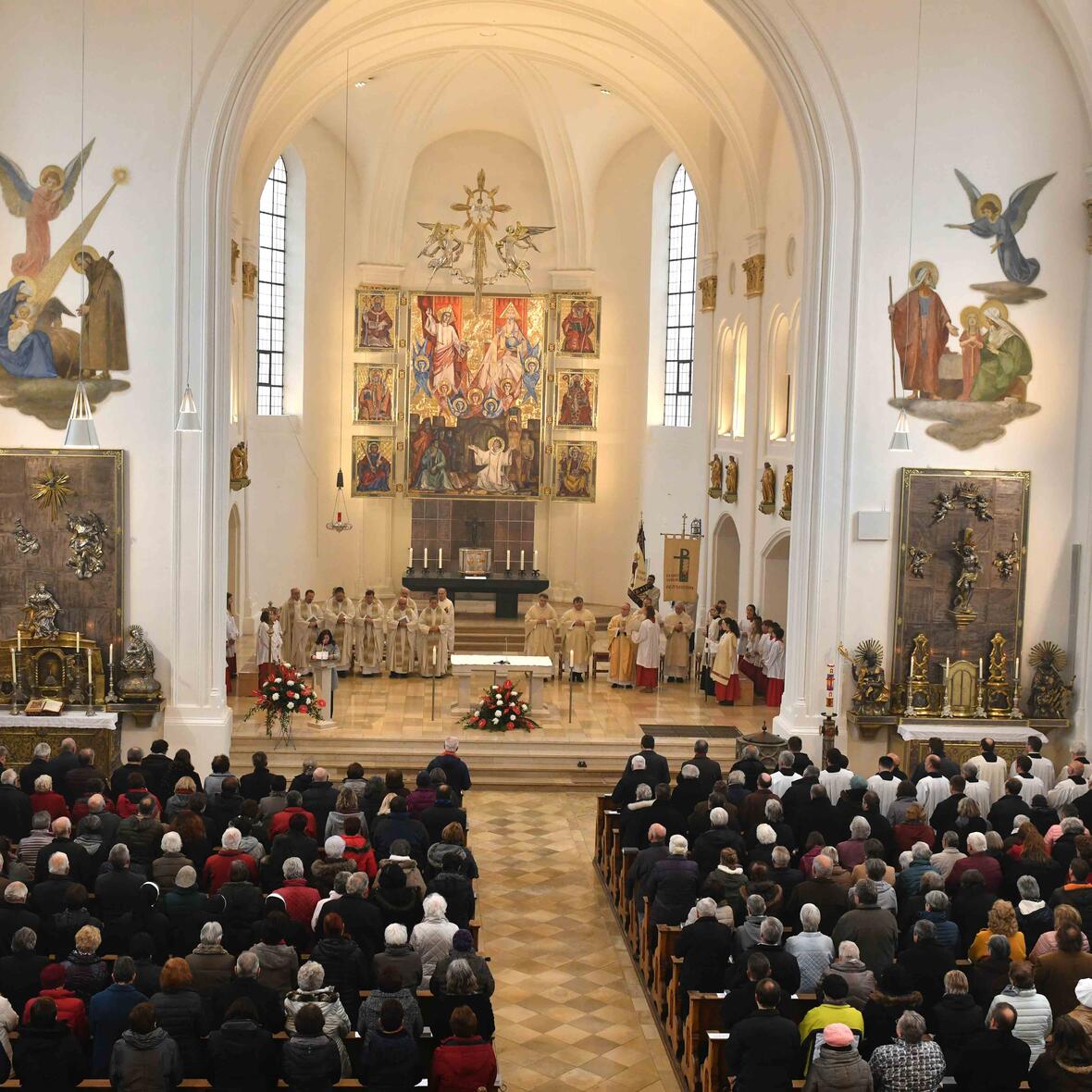 Mehr als 500 Mesnerinnen und Mesner füllten die Kirchenbänke der Mindelheimer Stadtpfarrkirche. (Foto: Nicolas Schnall / pba)