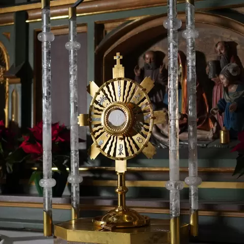 Monstranz in der Farbe gold auf einem Altar