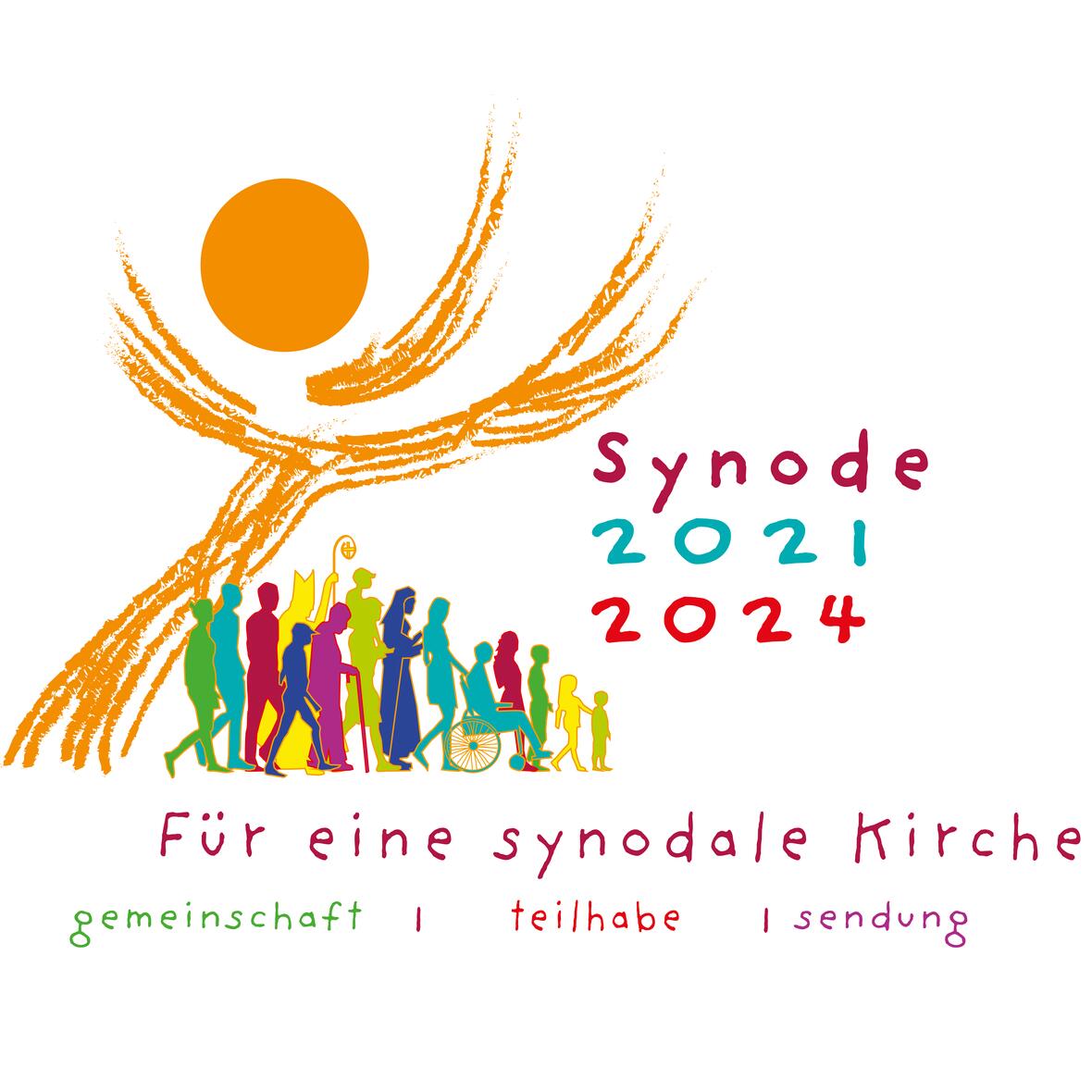 Logo des weltweiten synodalen Prozesses zeigt eine Gruppe unterschiedlicher Menschen unterhalb eines modernen Kreuzes. Darunter steht: Für eine synodale Kirche. Gemeinschaft. Teilhabe. Sendung