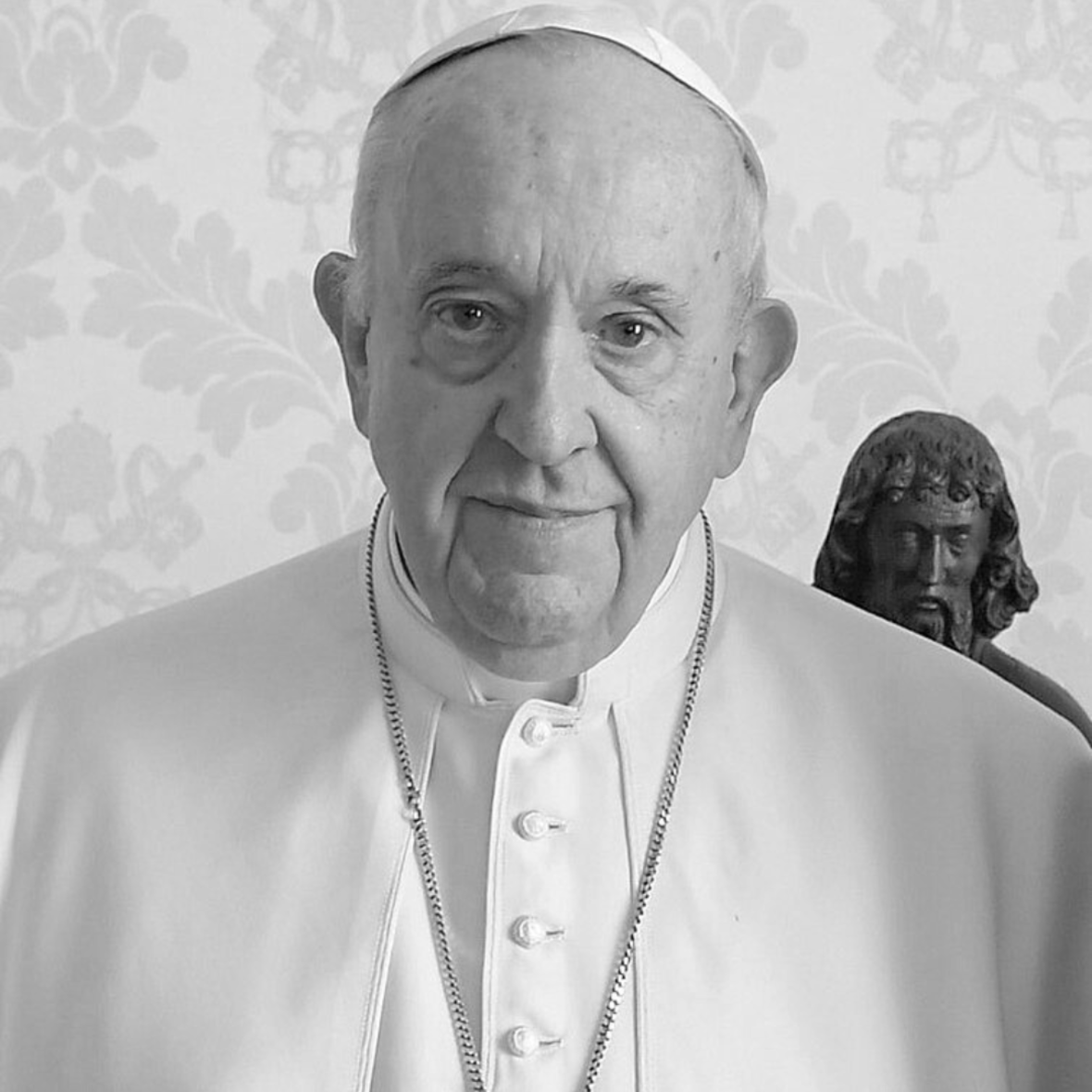 Schwarz-Weißes Portrait von Papst Franziskus anlässlich seines Todes
