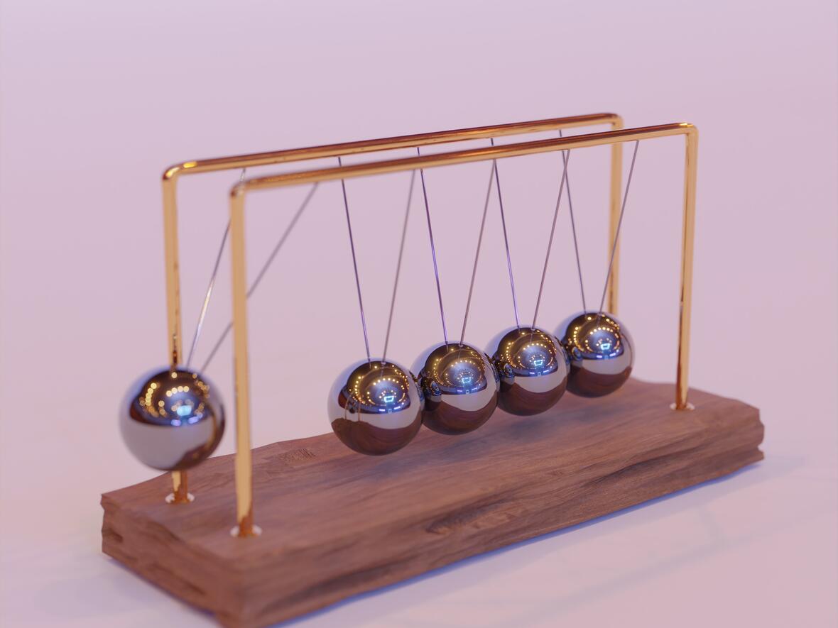 Ein Kugelstoßpendel mit fünf Kugeln. 
