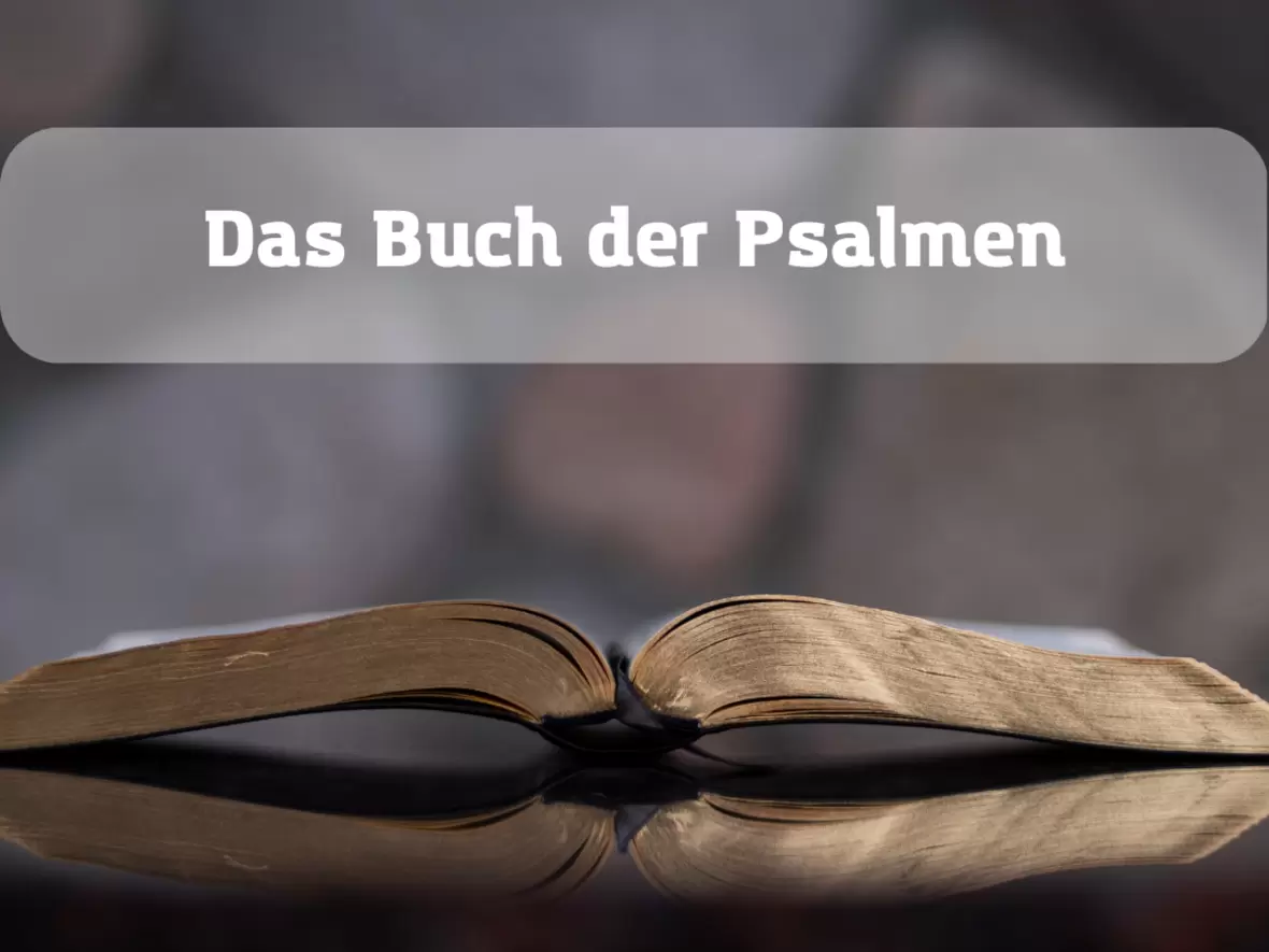 Eine Bibel liegt aufgeschlagen auf dem Tisch. Sie ist überschrieben mit dem Text: Das Buch der Psalmen. 
