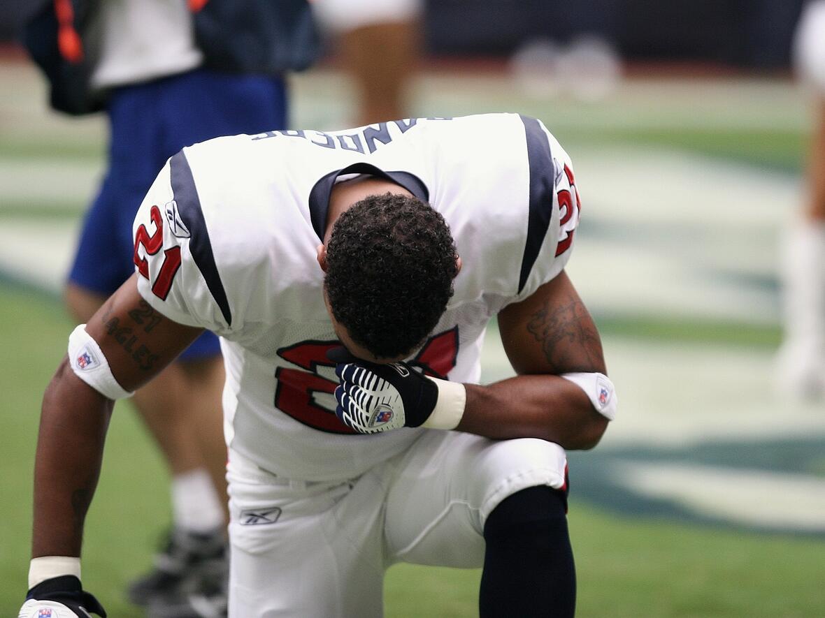 Ein Footballspieler der sich zum Gebet hinkniet 