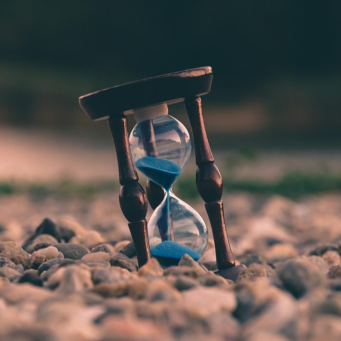Eine Sanduhr, die im Sand steckt 