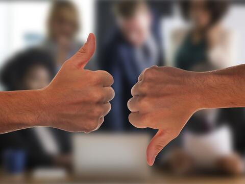 Daumen nach oben und nach unten