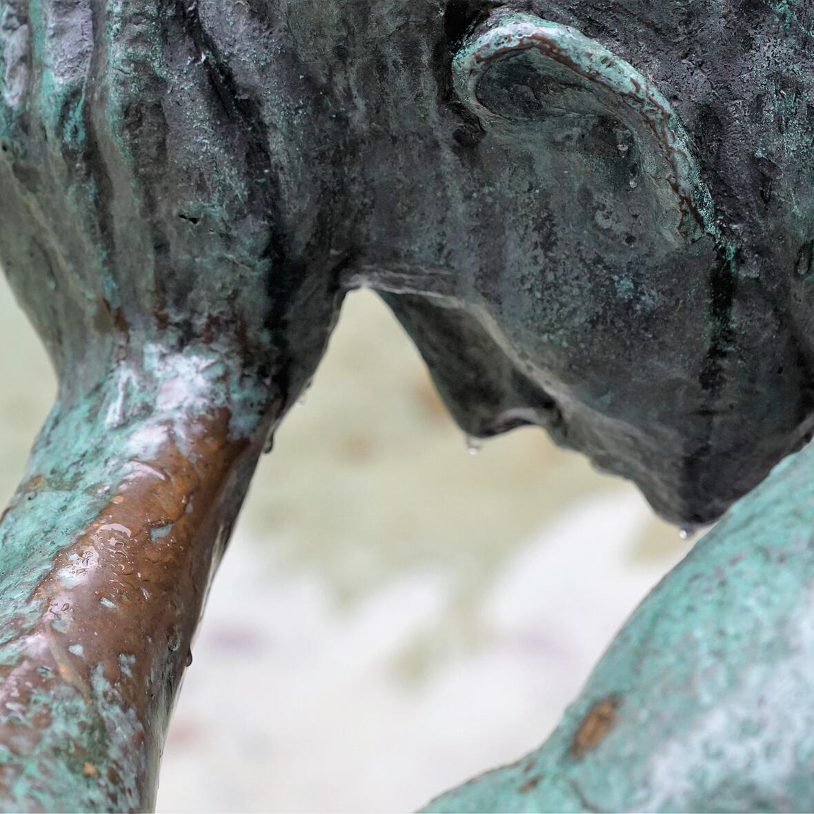 Die Skulptur eines nachdenklichen Menschens