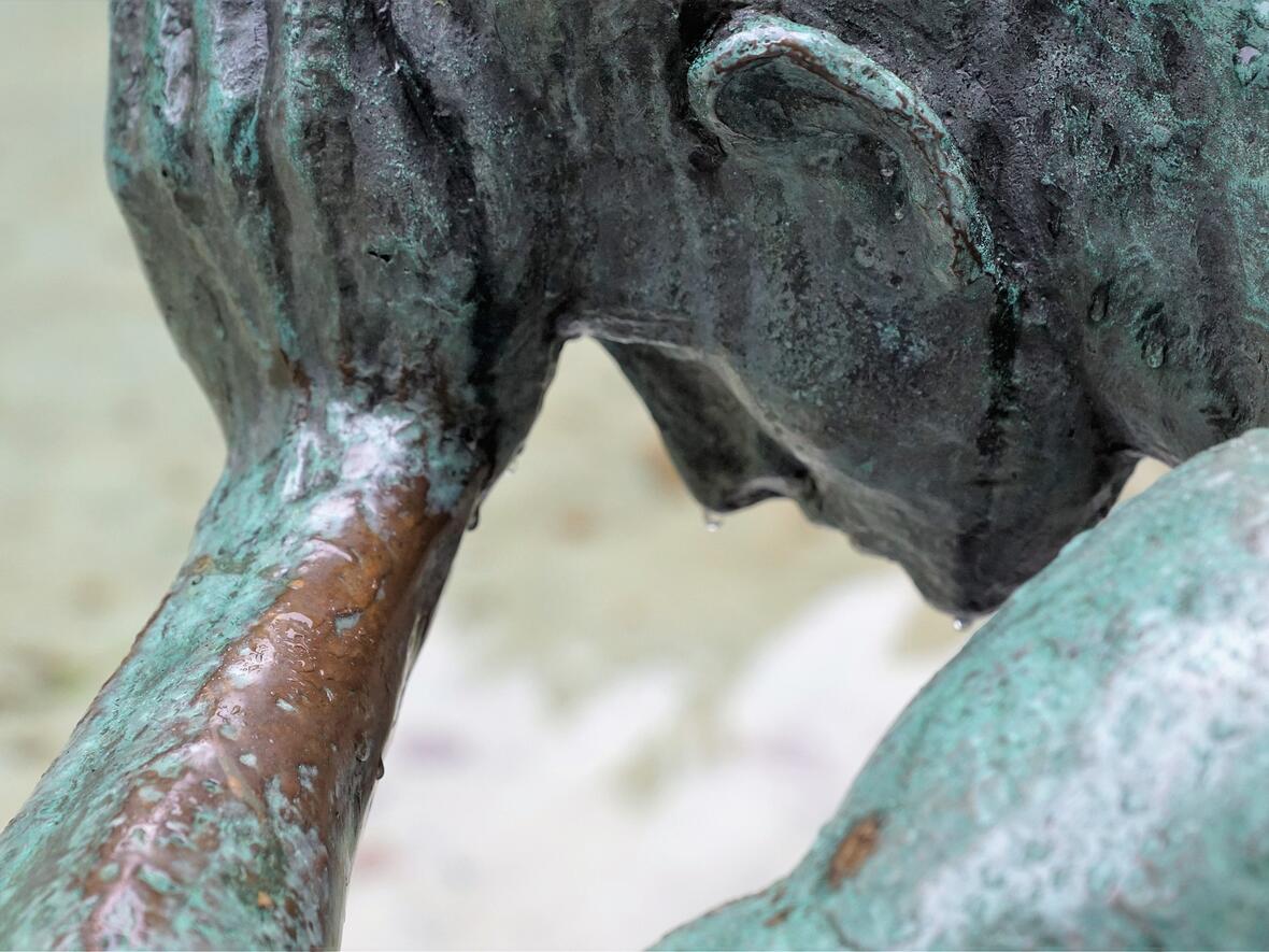 Die Skulptur eines nachdenklichen Menschens
