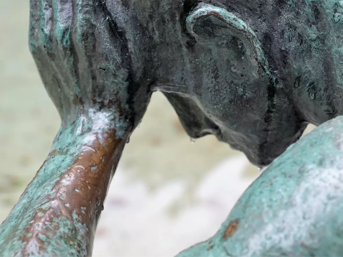 Die Skulptur eines nachdenklichen Menschens