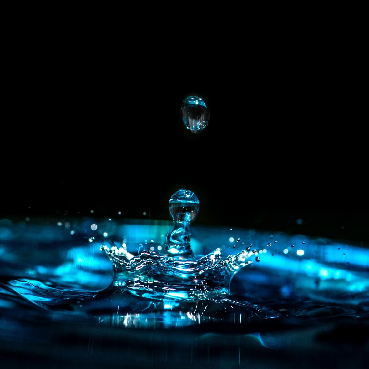Ein Tropfen Wasser vor schwarzem Hintergrund 