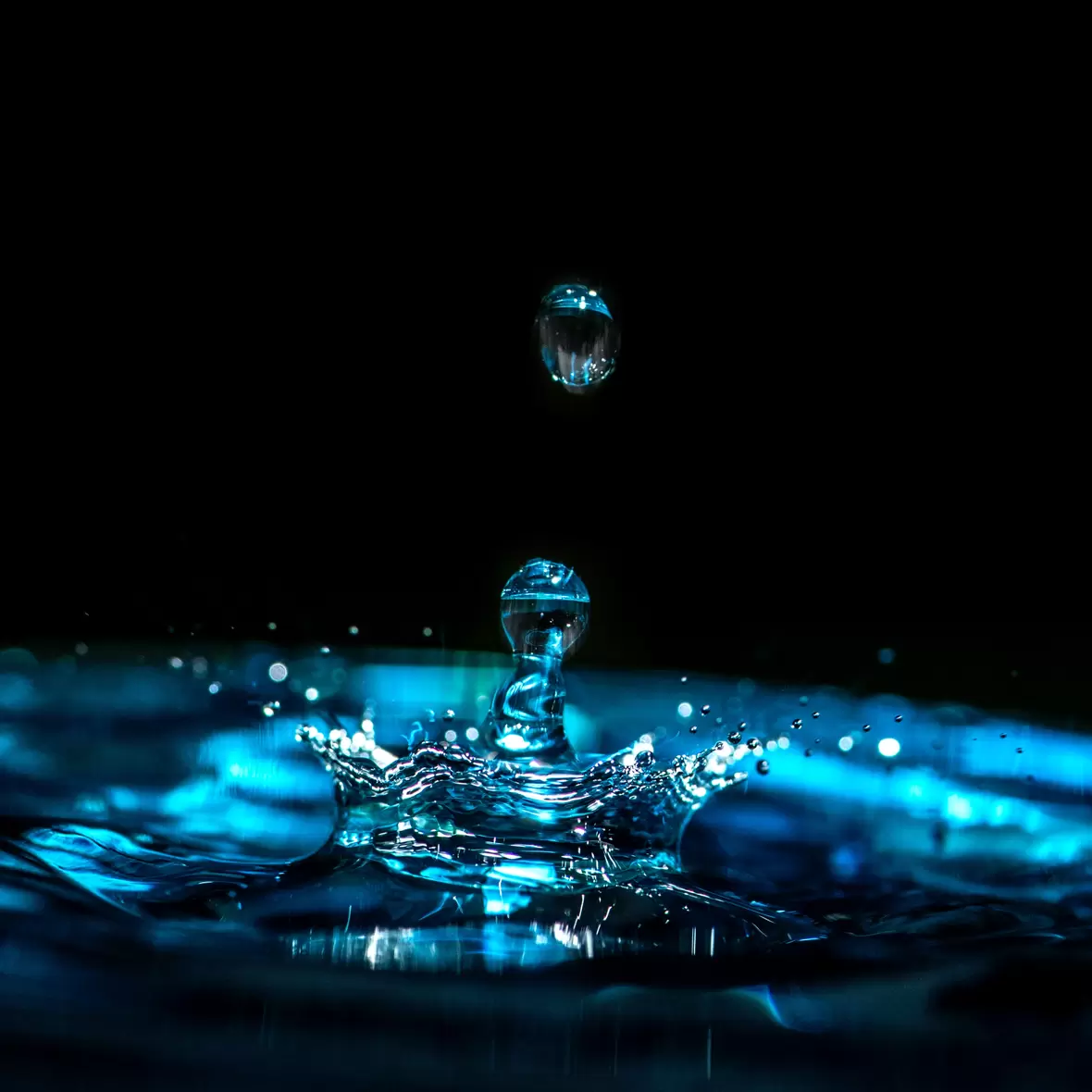 Ein Tropfen Wasser vor schwarzem Hintergrund 