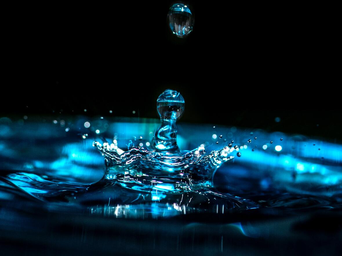 Ein Tropfen Wasser vor schwarzem Hintergrund 