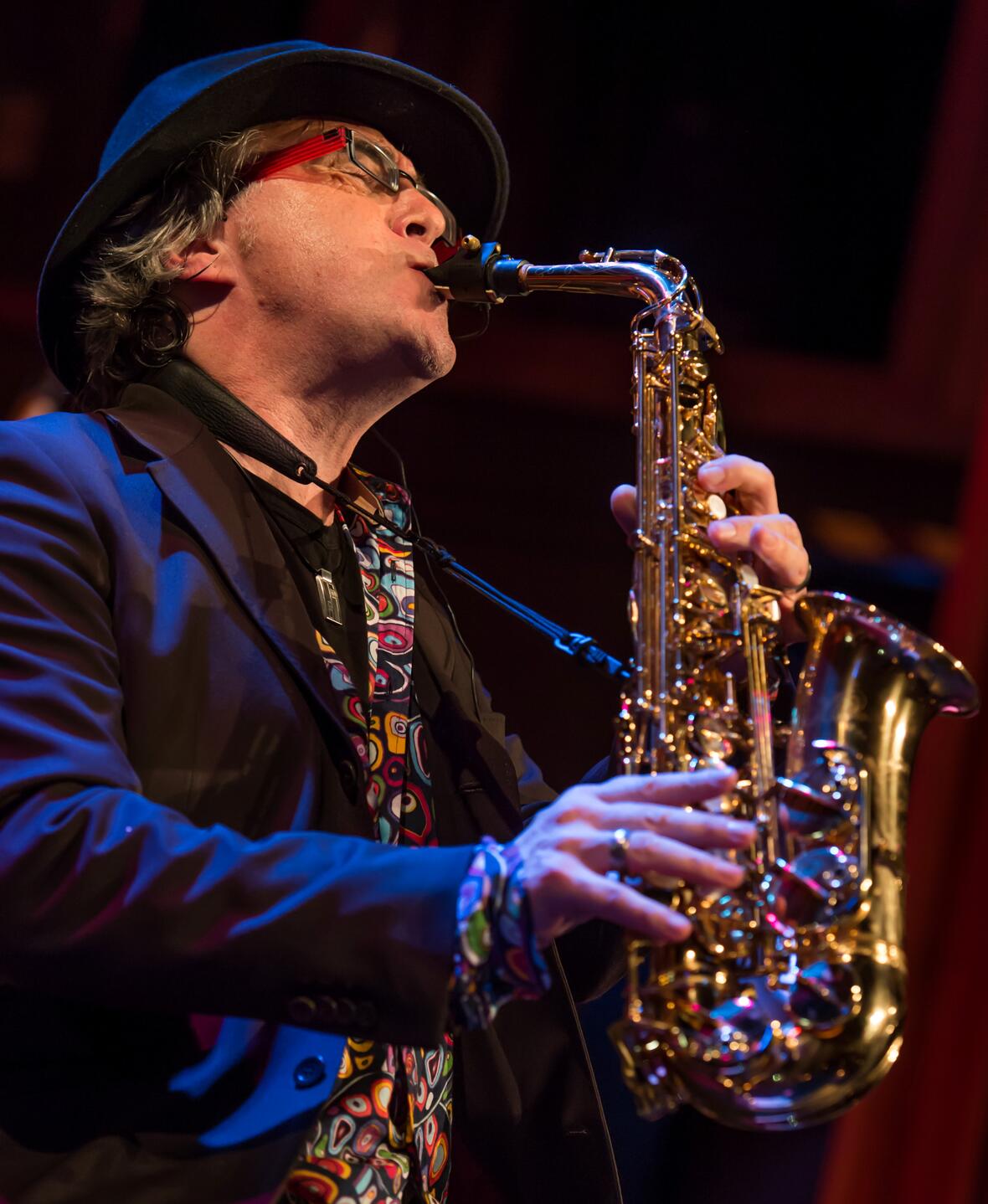 Das Bild zeigt den Saxophonisten Dirko Juchem bei einem Auftritt. 