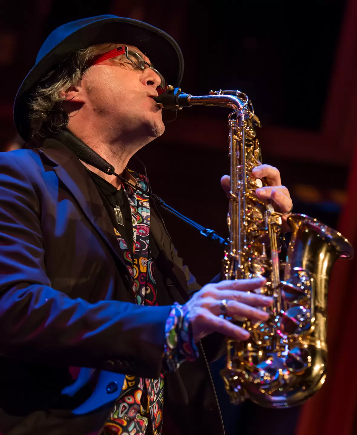 Das Bild zeigt den Saxophonisten Dirko Juchem bei einem Auftritt. 