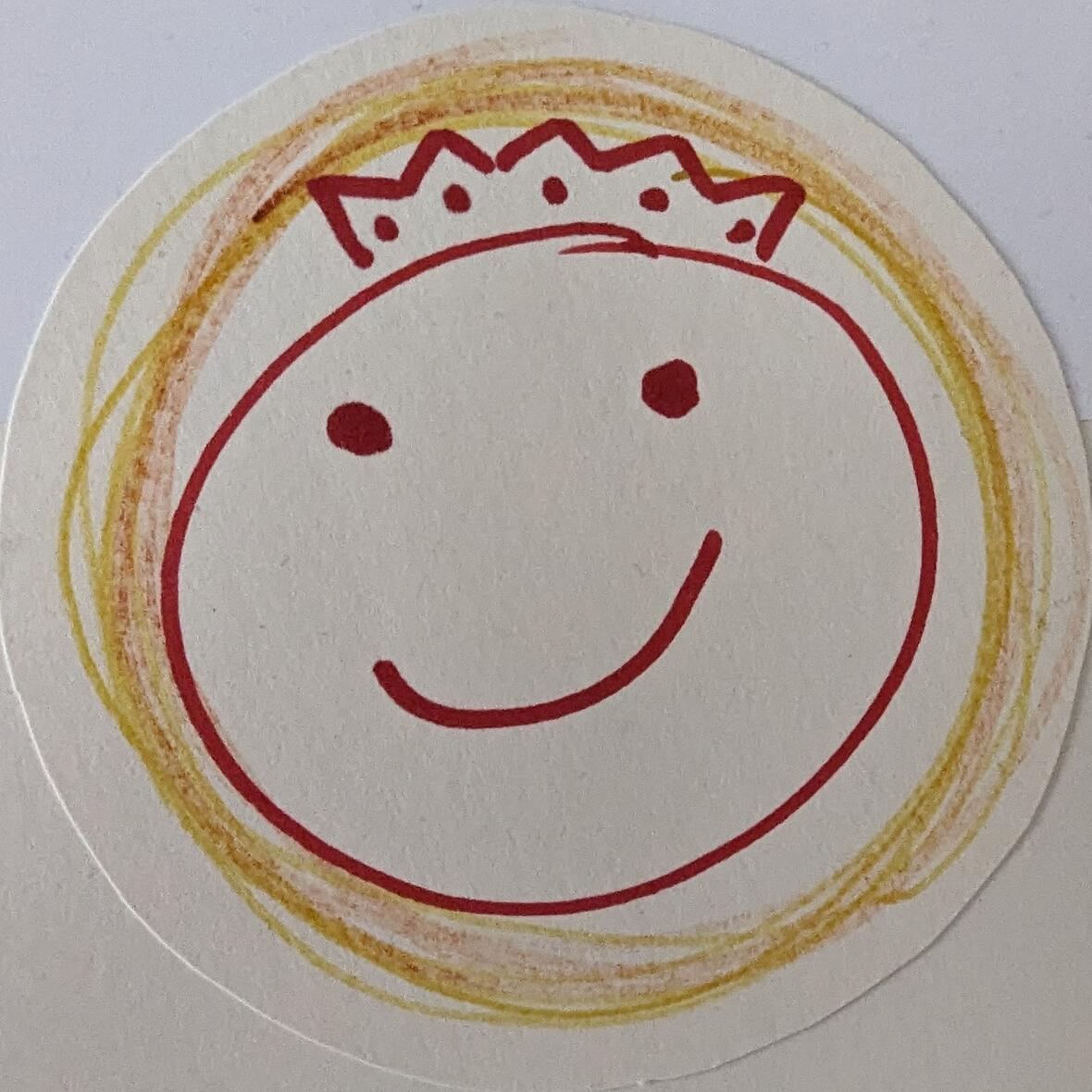 Ein roter, lächelnder Smiley der eine goldene Krone auf dem Kopf hat. Der Smiley steht in der Evangelisierung für jedes Kind Gottes.