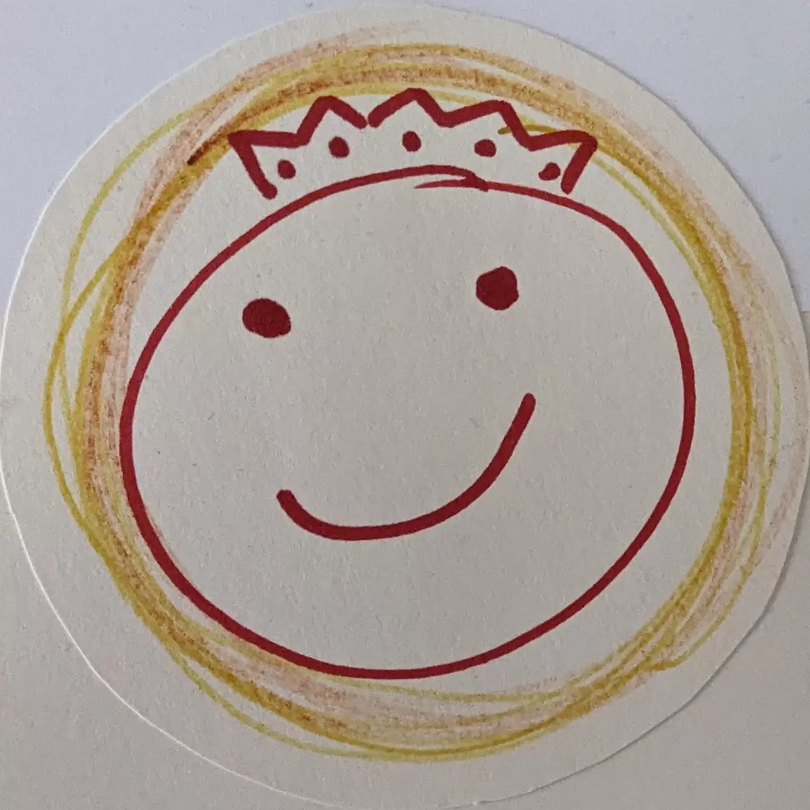 Ein roter, lächelnder Smiley der eine goldene Krone auf dem Kopf hat. Der Smiley steht in der Evangelisierung für jedes Kind Gottes.