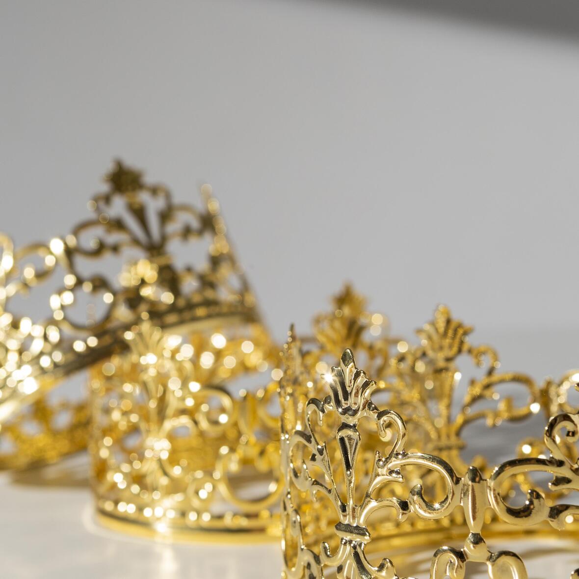 philipp_koeniglich_ins-neue-jahr_epiphany-day-gold-crowns-with-copy-space