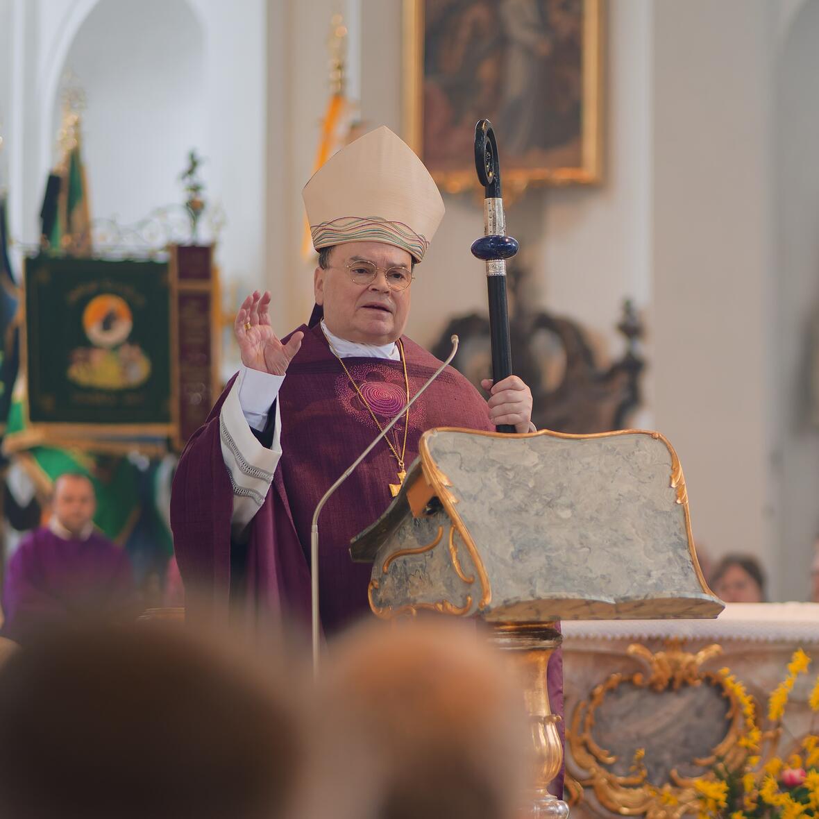 Bischof Bertram kam zum Abschluss der Missionarischen Woche nach Murnau. Er predigte über die Schlange und das Kreuz. 