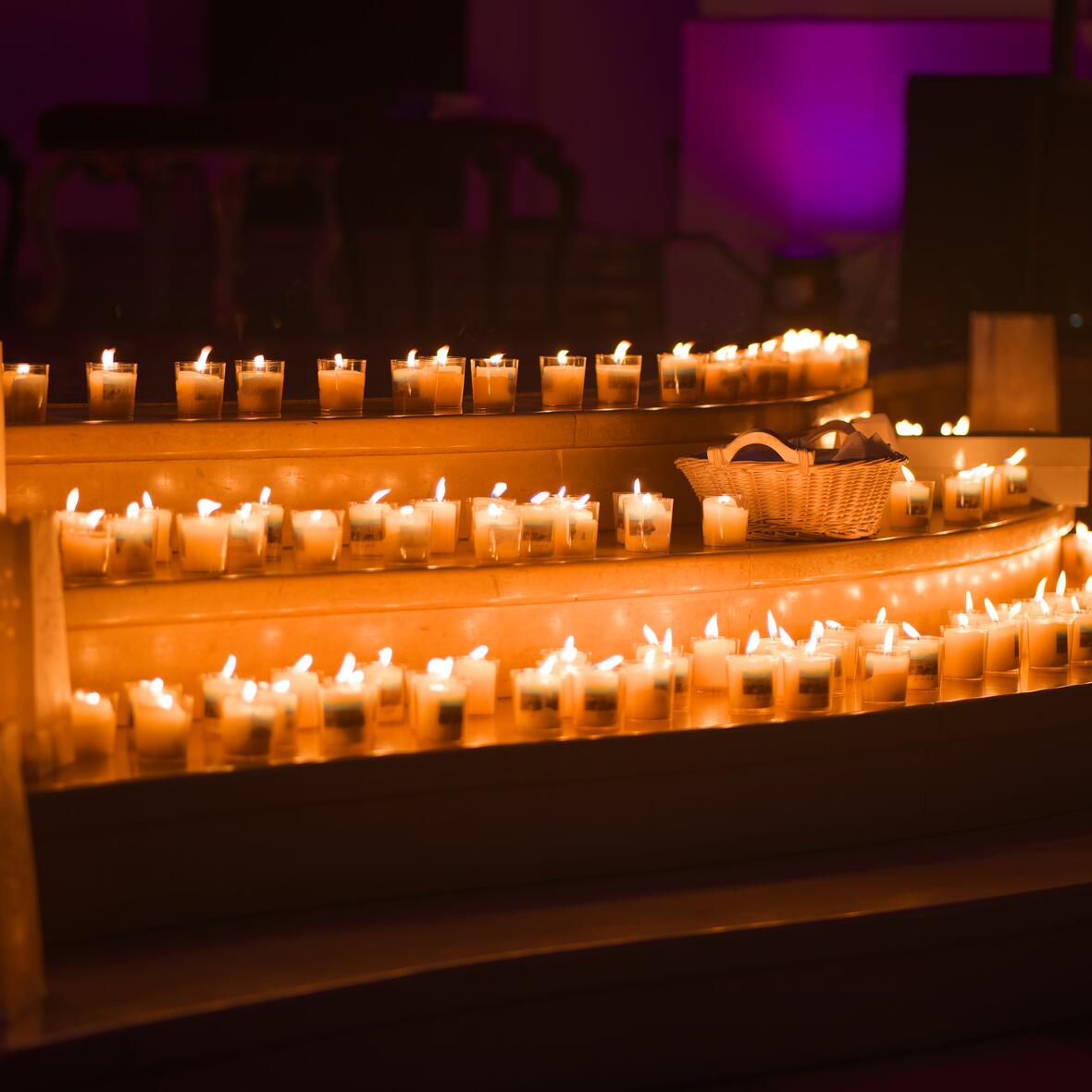 Zahlreiche Kerzen wurden bei der Nacht der Lichter nach vorne gebracht. Sie stehen für Biographien, Glaubenswege und die vielen Begegnungen dieser Woche und darüber hinaus. 