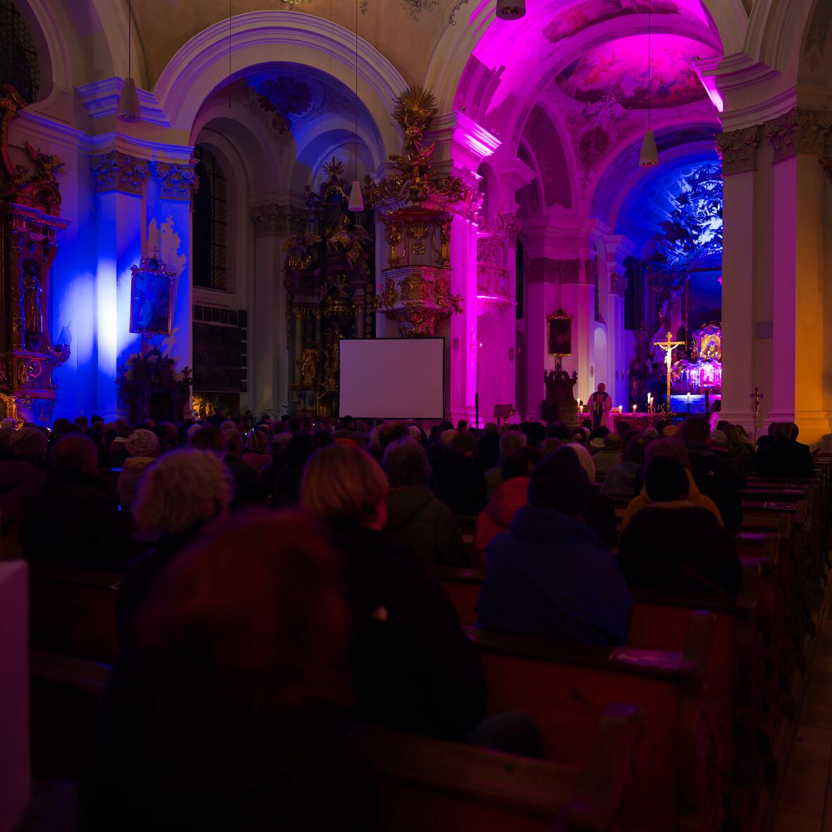 Die Nacht der Lichter ist der Höhepunkt der Woche. Zu dieser Gebetsveranstaltung wird im Laufe der ganzen Woche eingeladen. 