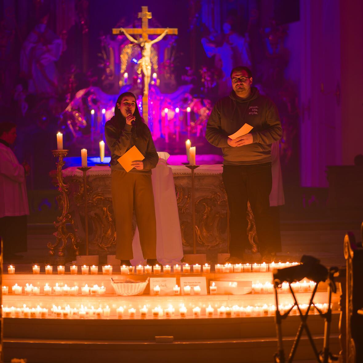 Theresa und Josef moderierten die Nacht der Lichter. So konnten sich die Gläubigen ganz auf die Feier einlassen.