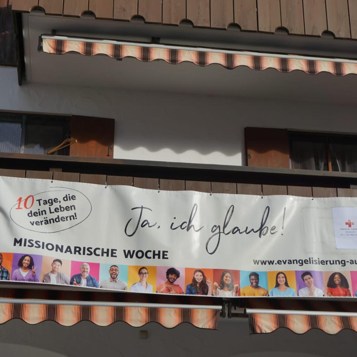 Das Banner der Missionarischen Woche begleitet die Pfarrei im Vorfeld der Woche. Während der Woche ist es eine Erinnerung am Programm der Tage teilzunehmen. 
