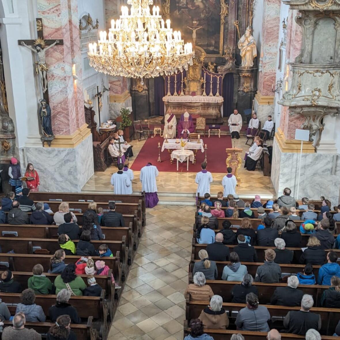 Weihbischof Florian predigte nach einem kurzen Anspiel der Ministranten. Ein Kernsatz seiner Predigt war: "Wenn du Gott gefunden hast, Ist das Glück überall."