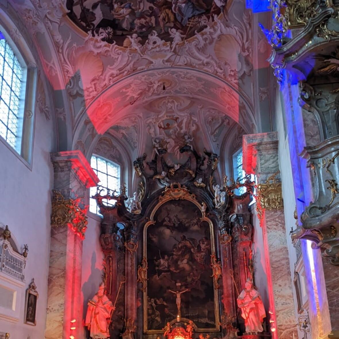 Zum Jugendgottesdienst mit Diözesanjugendpfarrer Tobias Wolf erstrahlte die Kirche in Eschenlohe in besonderem Licht. 