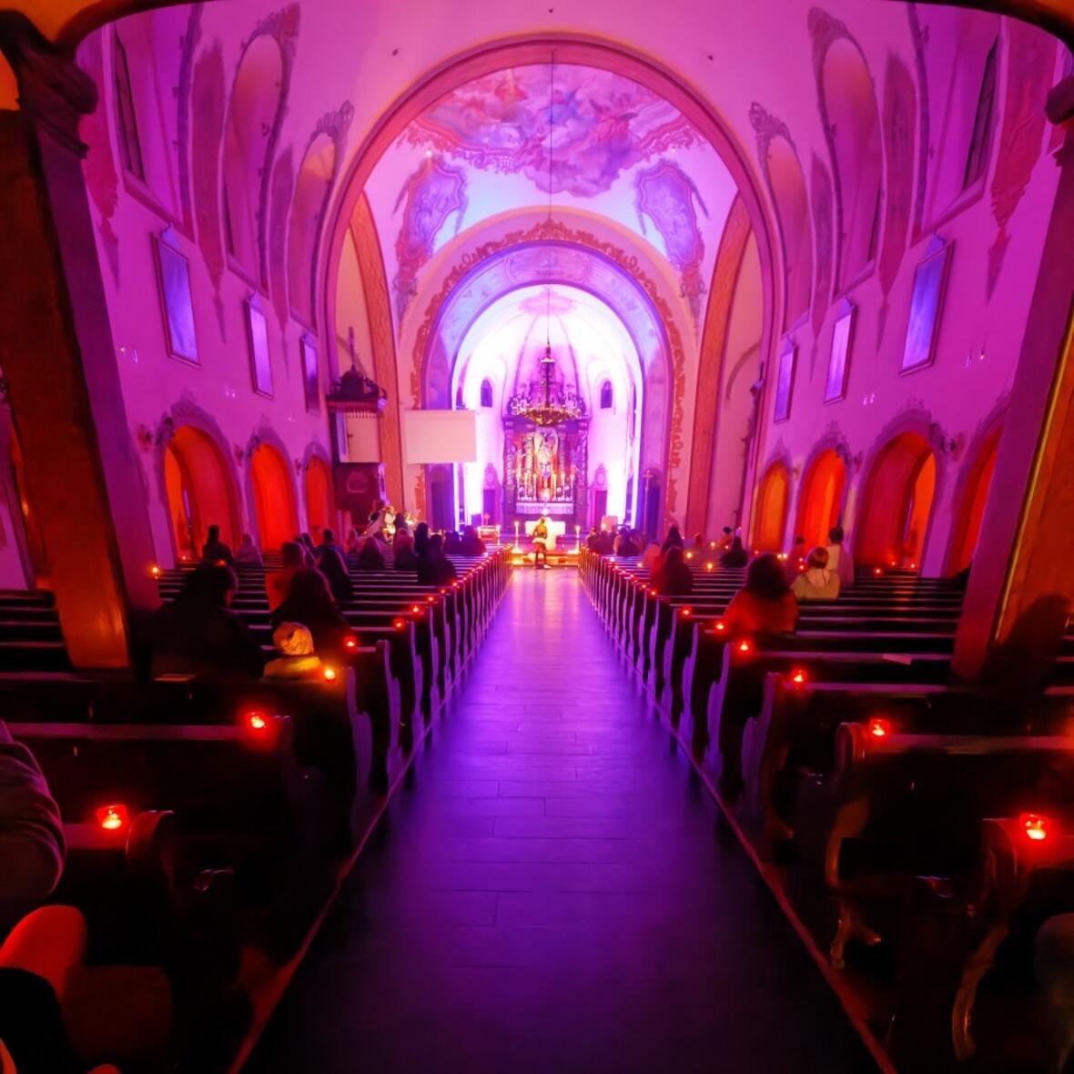 Die Kirche St. Martin war während der Nacht der Lichter bunt und stimmungsvoll beleuchtet. Dieser Gottesdienst war der Höhepunkt der Missionarischen Tage.