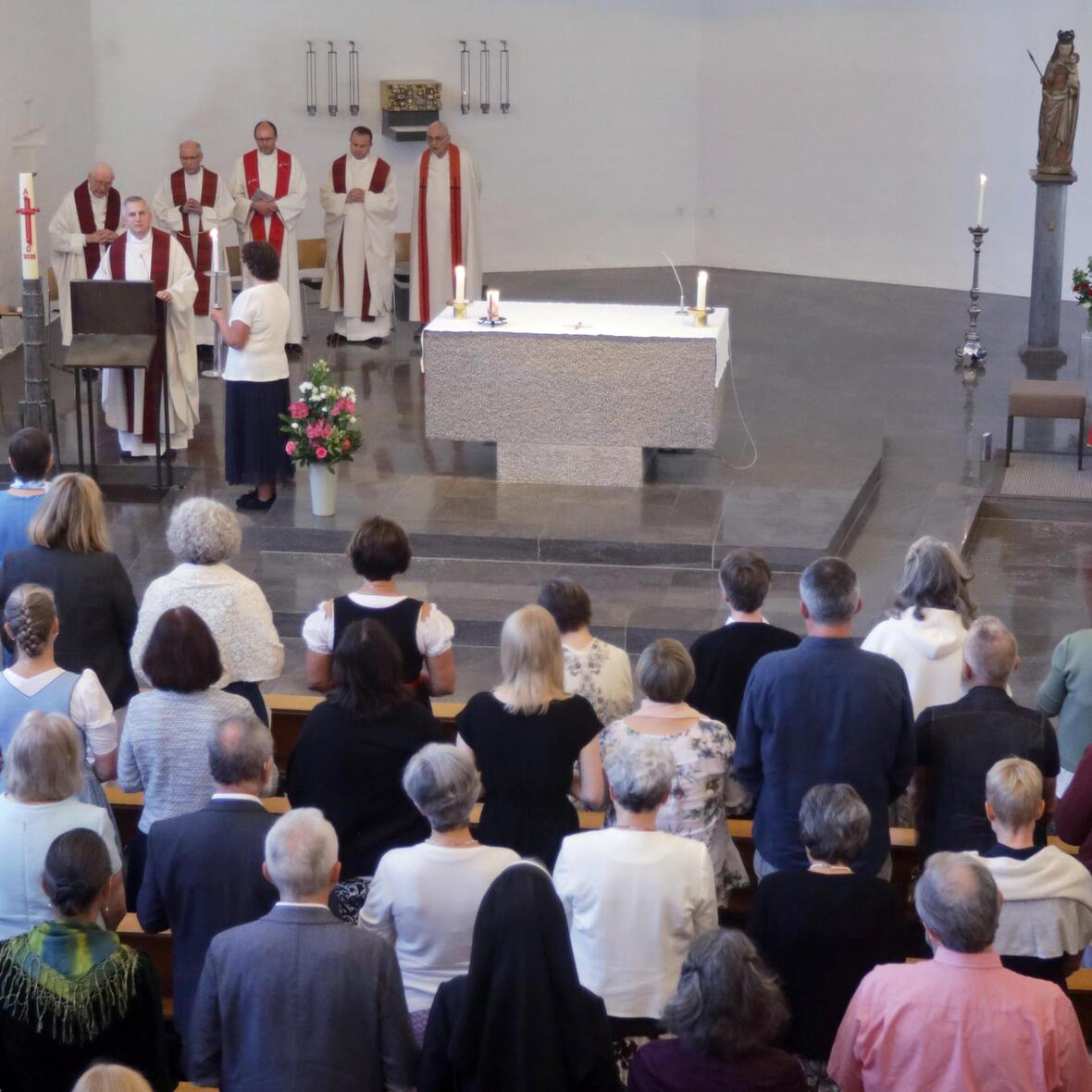 Menschengruppe bei der Feier des Gottesdienstes mit Bischof Bertram